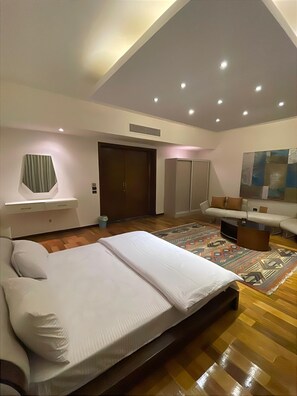 Tabla de planchar con plancha, internet y ropa de cama