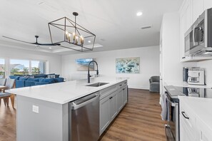 House, Multiple Beds (Flip Flop Living North) | Private kitchen | Oven, toaster