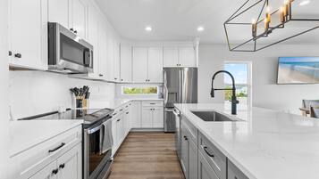 House, Multiple Beds (Flip Flop Living North) | Private kitchen