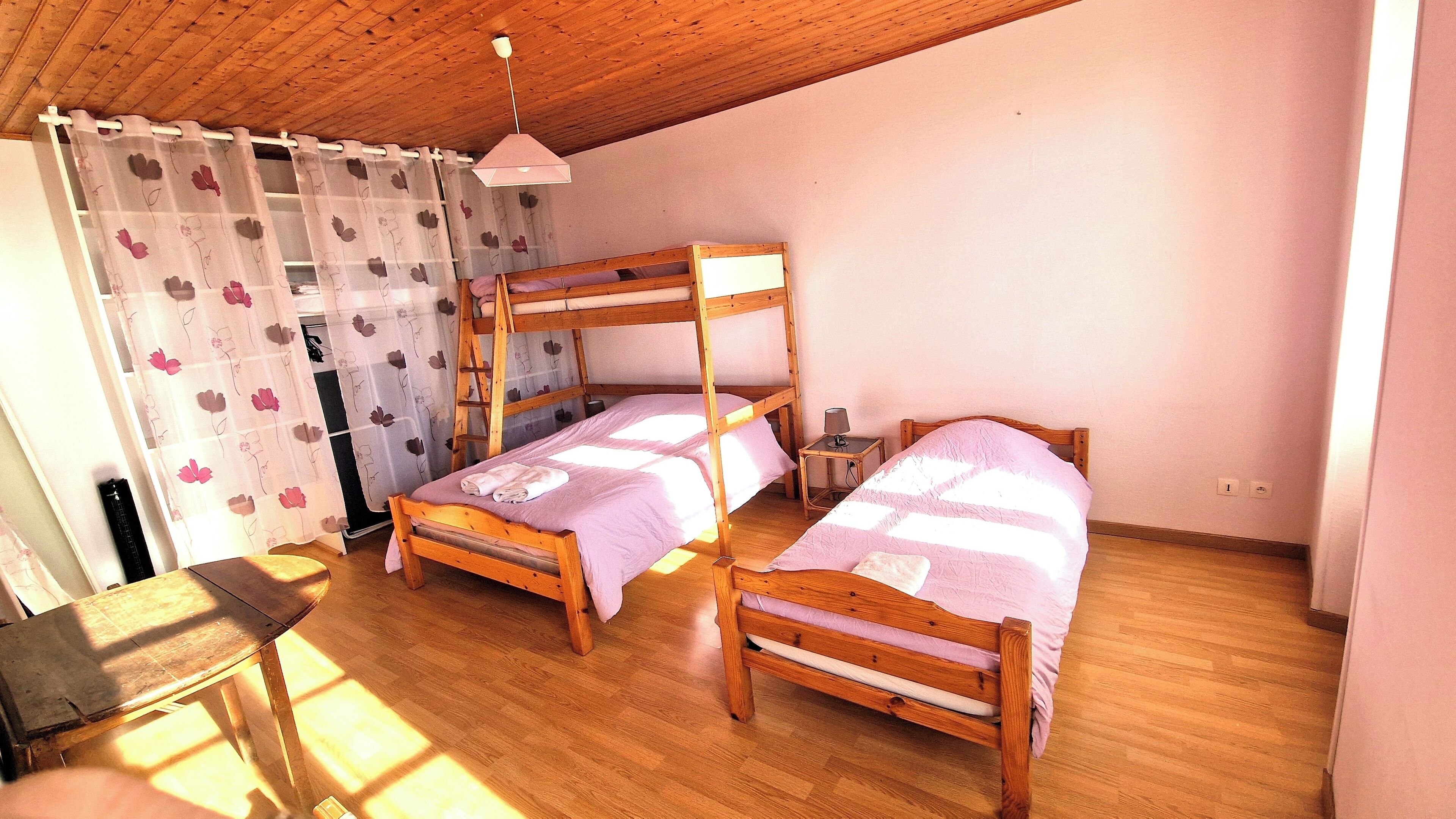 2 chambres, fer et planche à repasser, Wi-Fi gratuit, draps fournis