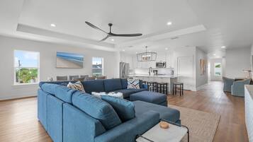 House, Multiple Beds (Flip Flop Living South) | Living area