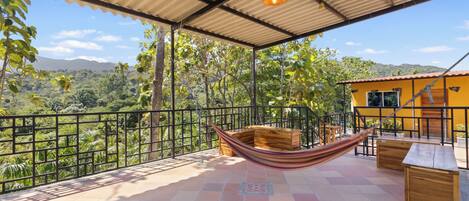 Quarto casal luxo, varanda, vista para a montanha | Terraço/pátio