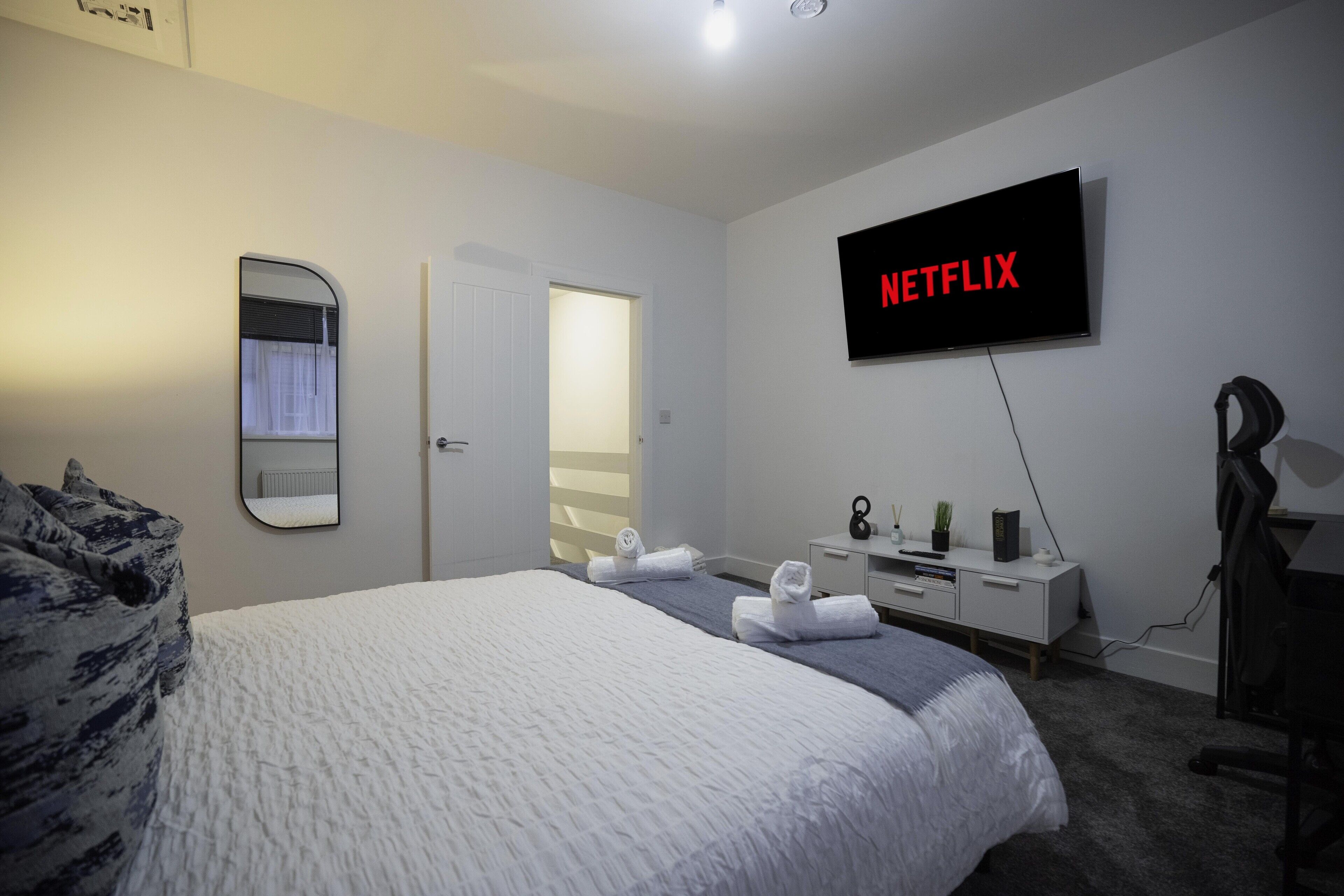 3 bedrooms, iron/ironing board, internet, bed sheets