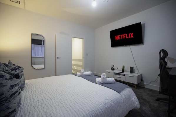 3 dormitorios, tabla de planchar con plancha, Internet y ropa de cama