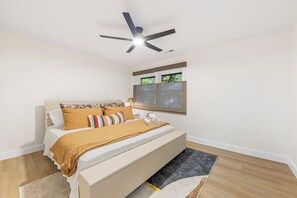 2 عدّة غرف ن�وم ومكواة/لوح كي وخدمة الإنترنت وملاءات أسرّة