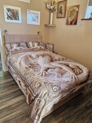 Tabla de planchar con plancha, acceso a internet y ropa de cama