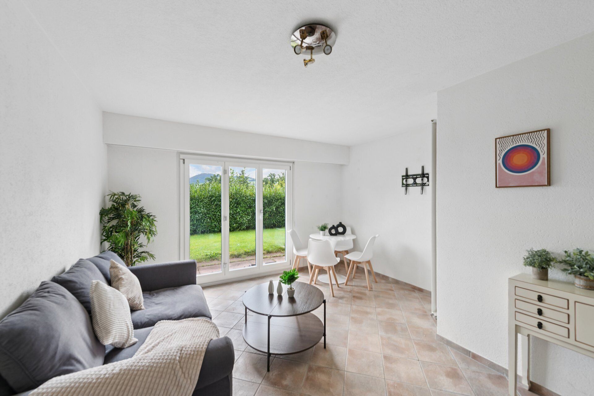 Een smart-tv en boeken