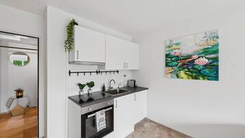 Jääkaappi, uuni, liesi, astianpesukone