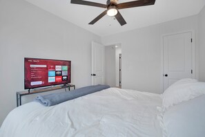 2 室のベッドルーム、アイロン / アイロン台、WiFi、ベッドシーツ