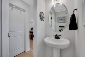 Secadora de cabello, toallas, jabón, papel de baño 