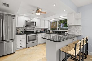 Kjøleskap, mikrobølgeovn, ovn og kokeplater