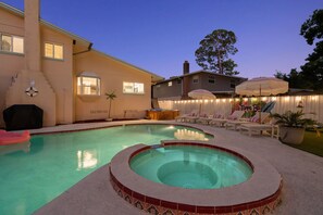 Utendørsbasseng og et oppvarmet basseng