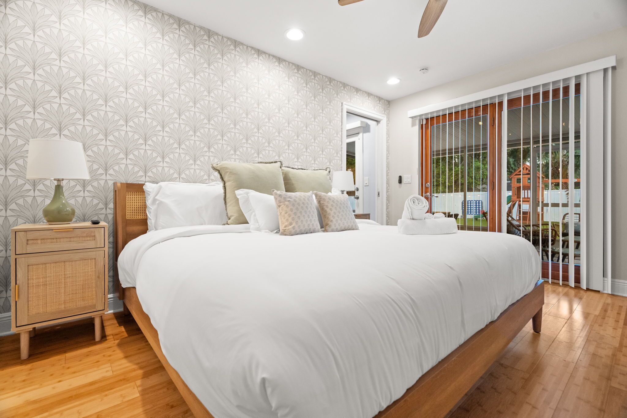 5 bedrooms, iron/ironing board, WiFi, bed sheets