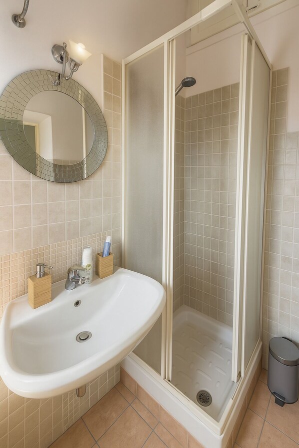 Dutxa, assecador de cabells, bidet i tovalloles 