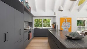 Jääkaappi, liesi, astianpesukone, kahvin-/teenkeitin