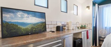 Kühlschrank, Mikrowelle, Herdplatte, Wasserkocher mit Kaffee-/Teezubehör