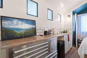 冷蔵庫、電子レンジ、コンロ、コーヒー / ティーメーカー