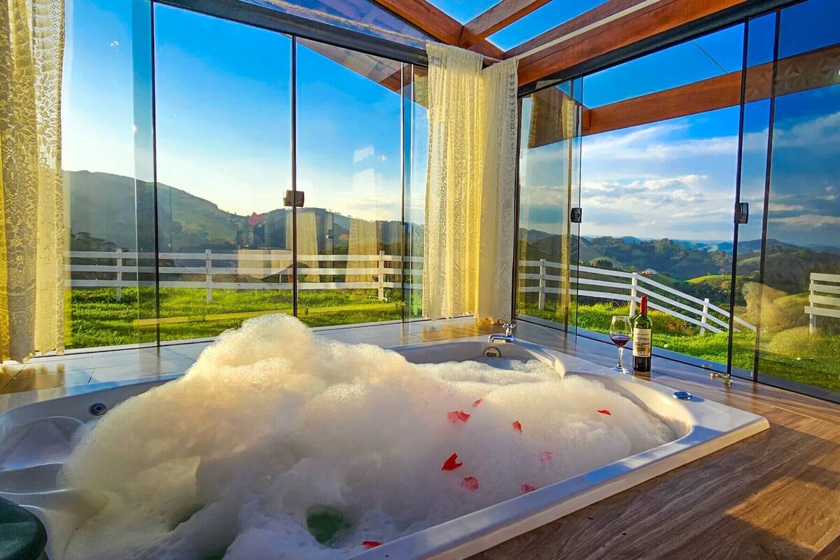 Nhà gỗ Deluxe, trang thiết bị hỗ trợ người có khó khăn khi di chuyển, quang cảnh núi | Bàn, khu vực làm việc phù hợp cho laptop 