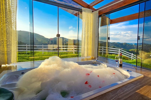 Chalé luxo, sacada, vista para a montanha | Escrivaninha, espaço de trabalho para notebook, cortinas blackout