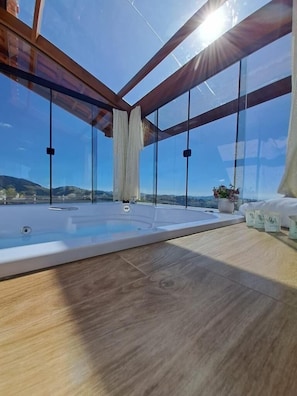 Chalé luxo, sacada, vista para a montanha | Terraço/pátio