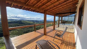 Deluxe-alpehytte - balkon - bjergudsigt | Skrivebord, arbejdsområde til bærbare computere, mørklægningsgardiner