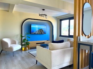 Suite estudio exclusiva, balcón, vista al mar | Cortinas blackout, tabla de planchar con plancha y wifi gratis