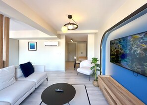Studio Suite Eksklusif, balkon, pemandangan laut | Tirai kedap cahaya, kedap suara, setrika/meja setrika, dan Wi-Fi gratis