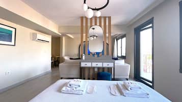 Exclusieve studio suite, balkon, uitzicht op zee | Verduisterende gordijnen, een strijkplank/strijkijzer, gratis wifi