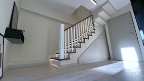 Dúplex romántico, vistas al mar | Cortinas opacas, tabla de planchar con plancha, wifi gratis