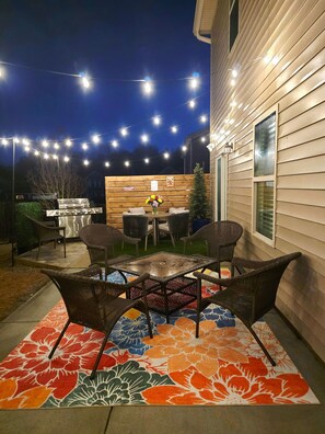 Outdoor dining - Spacious 4-bdrm near Ft Moore/Ft Benning, shops & dining-Great for Graduations (Phenix City)