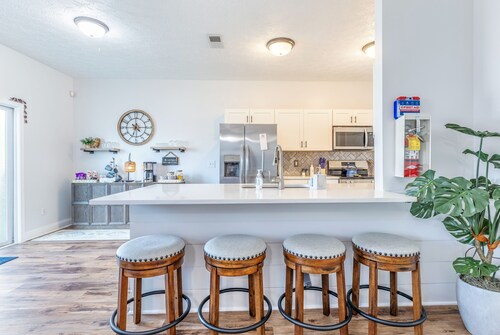 Spacious 4-bdrm near Ft Moore/Ft Benning, shops & dining-Great for Graduations