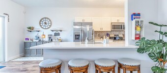 Spacious 4-bdrm near Ft Moore/Ft Benning, shops & dining-Great for Graduations