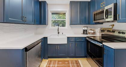 {Renovated 2BR in CLT – Where Location, Comfort & Mild Bragging Rights Collide}