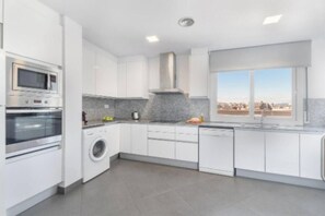 Réfrigérateur, four à micro-ondes, un four, lave-vaisselle