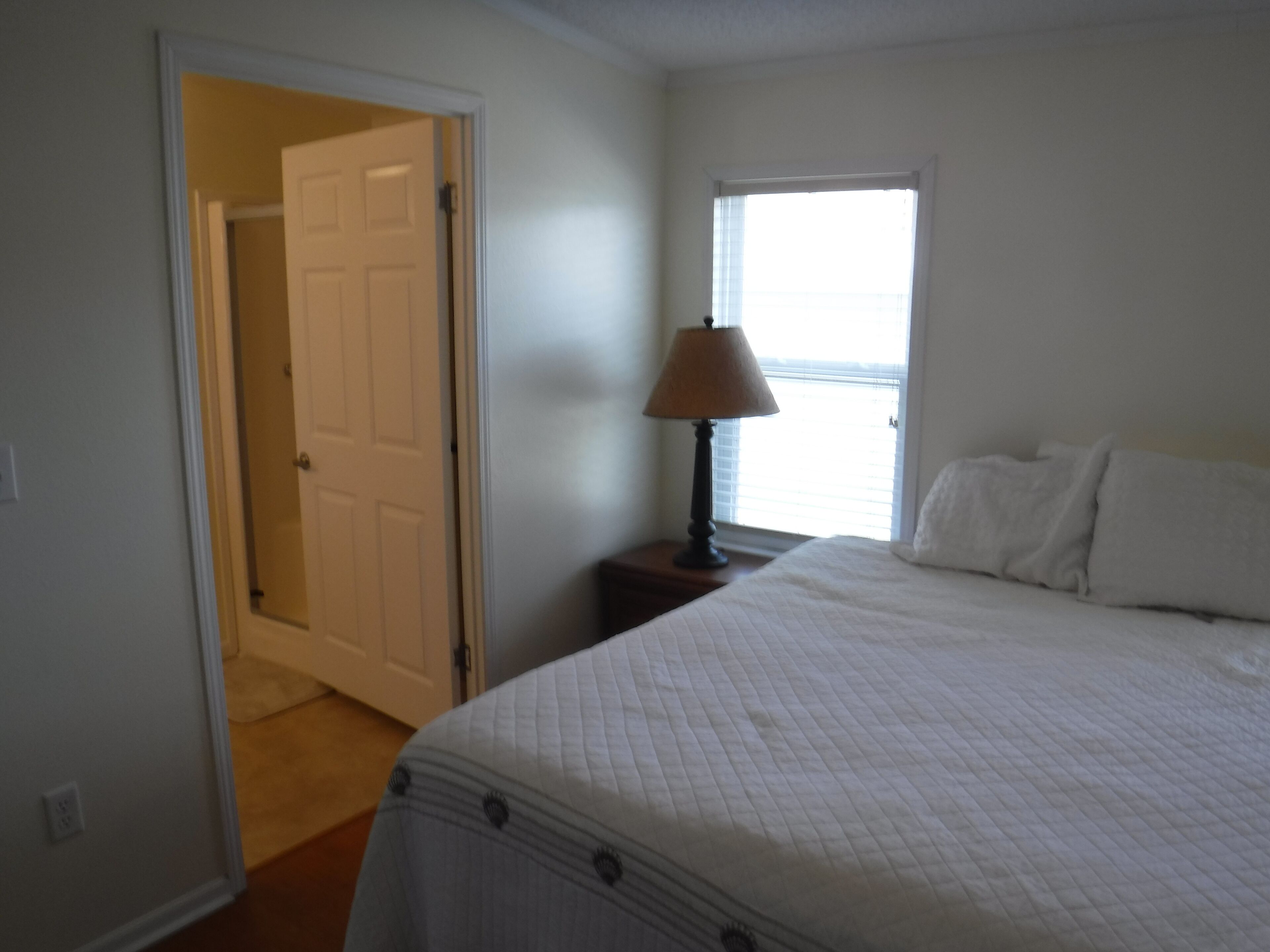 2 عدّة غرف نوم ومكواة/لوح كي وخدمة الإنترنت وملاءات أسرّة