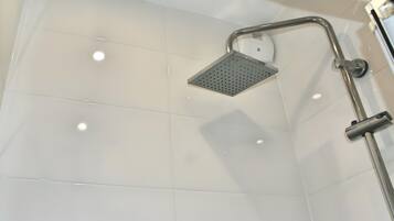 Serviettes fournies, savon, papier toilette