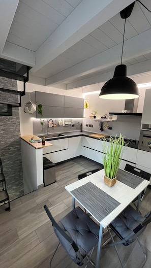Microwave, oven, stovetop, dishwasher - Frascati Tower B&B (Frascati)