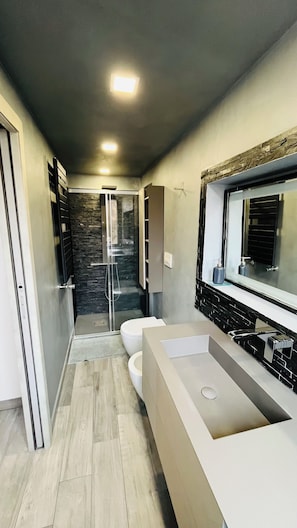 Hair dryer, bidet, towels, toilet paper - Frascati Tower B&B (Frascati)
