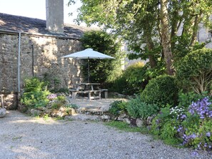 Outdoor dining - The Old Farmhouse at Brackenthwaite Farm (Carnforth)