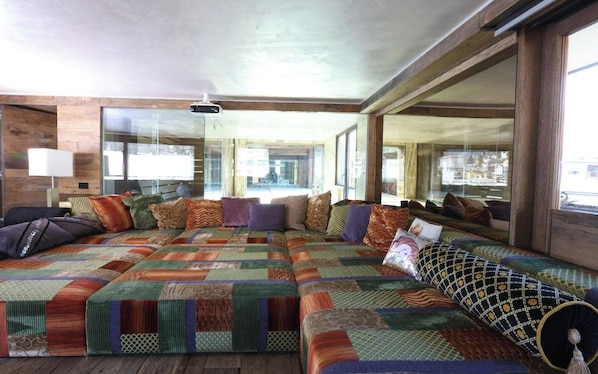 Penthouse, Lake View | Living area