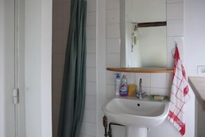 Shower, towels