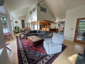 TV - Luxury - Huge kitchen, living room, master bedrooms & mtn views. Walk to lifts! (Girdwood)