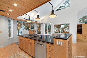Fridge, microwave, oven, stovetop - Luxury-Huge kitchen, living room, master suite, mtn views, sauna, & walk to mtn! (Girdwood)