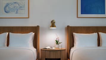 Signature Room | Blackout drapes, WiFi (free)