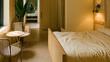 Signature Room, 1 King Bed | Blackout curtains, free WiFi