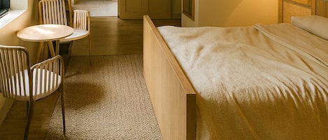 Signature Room, 1 King Bed | Blackout curtains, free WiFi