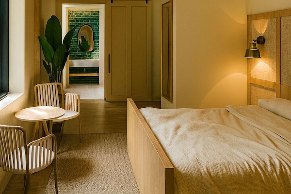 Signature Room, 1 King Bed | Blackout drapes, WiFi (free)