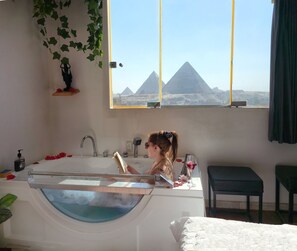 Shower, jetted tub, hair dryer, bidet - Pyramids Icon Jaccuzi with pyramids view (Giza Governorate)
