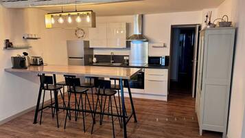 Frigorífico, microondas, horno y placa de cocina