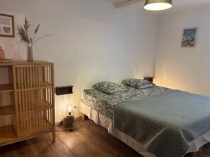 Iron/ironing board, travel cot, WiFi, bed sheets